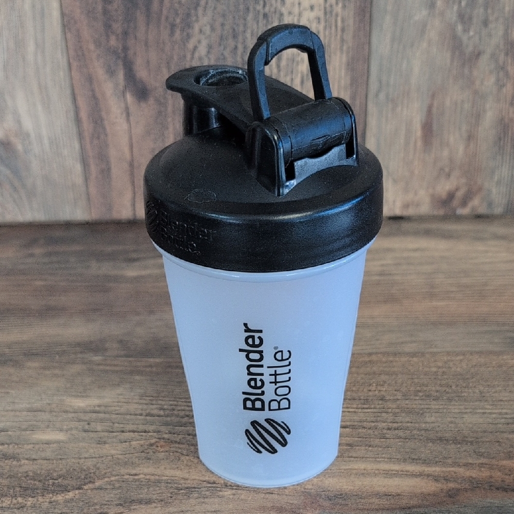 BlenderBottle Classic 20oz Black and White Shaker Cup with Whisk            AA13